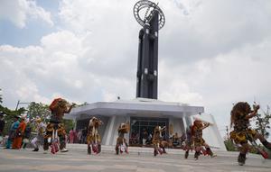 Fenomena kulminasi Matahari Kota Pontianak Kalimantan Barat jadi panggung alam, wisatawan mancanegara terpikat pesona tanpa bayangan dan budaya khatulistiwa. (Liputan6.com/Aceng Mukaram)