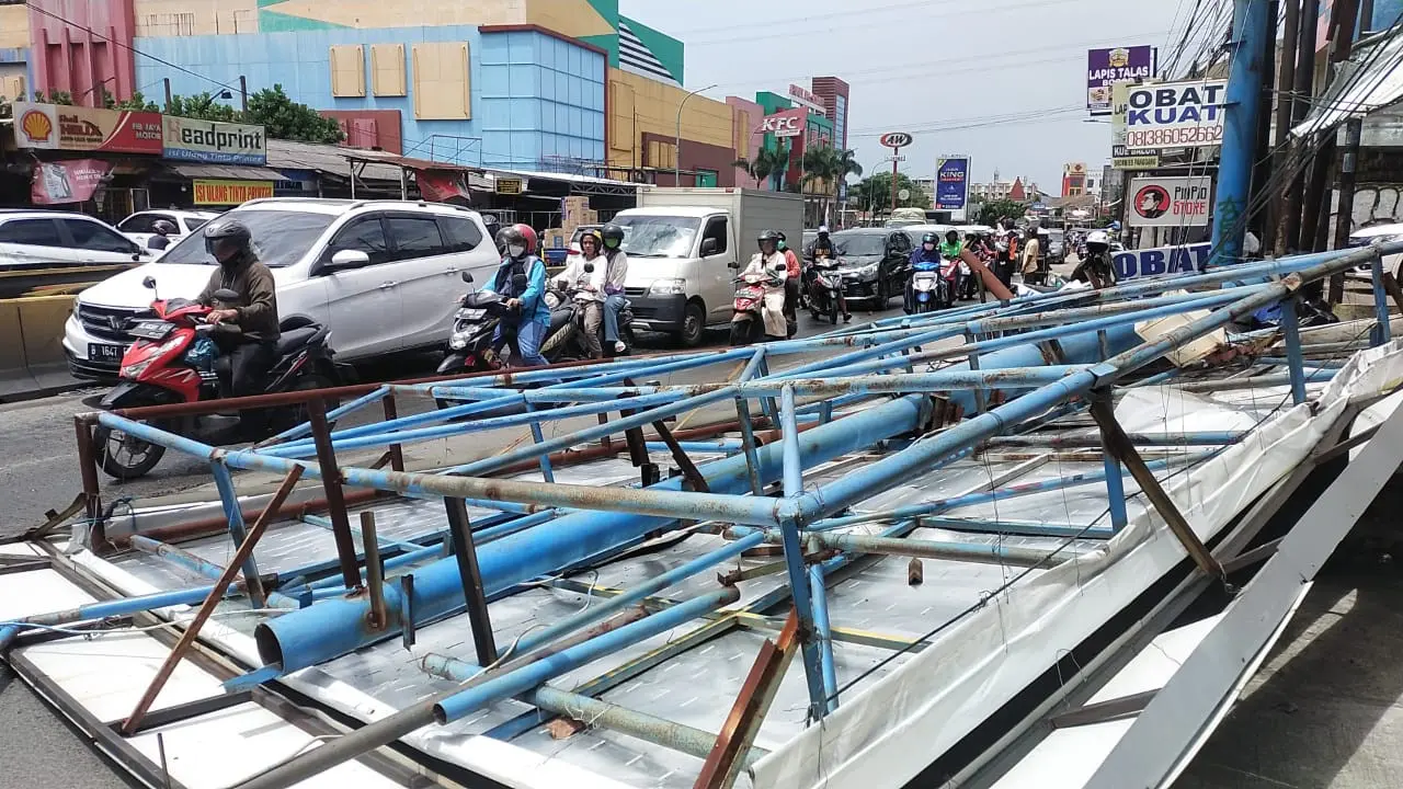 Baliho di halaman Pamulang Square dj Jalan Siliwangi, Kecamatan Pamulang, Kota Tangerang Selatan (Tangsel), roboh.