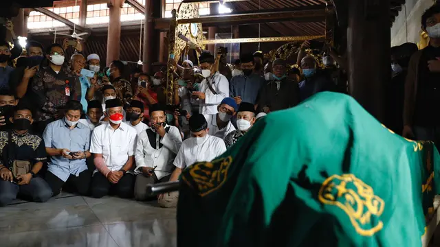 Gubernur Jawa Tengah Ganjar Pranowo melayat Mantan Ketua Umum PP MUhammadiyah Buya Syafii Maarif yang disemayamkan di Masjid Gedhe Kauman, Kecamatan Gondomanan, Daerah Istimewa Yogyakarta.
