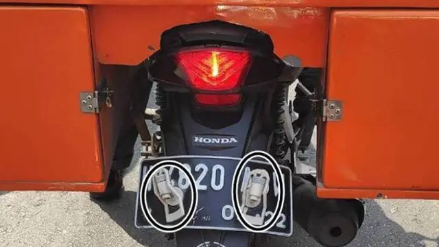 Bikin Tepuk Jidat, 7 Kelakuan Absurd Orang Saat Naik Motor