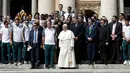 Paus Fransiskus berfoto bersama dengan tim sepak bola dari Brasil, Chapecoense di Vatikan (30/8). Dalam kunjungan ke Italia, tim Chapecoense akan bertanding melawan AS Roma. (AP Photo / Andrew Medichini)