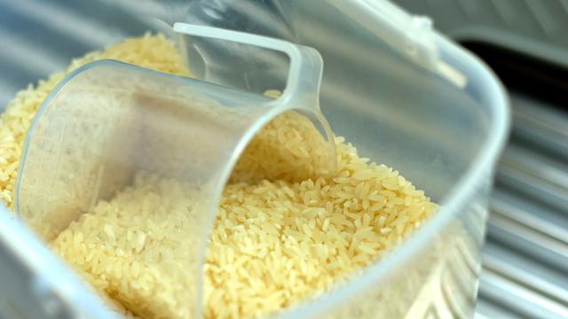 Ilustrasi menyimpan beras