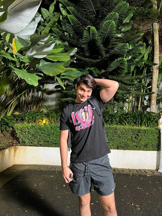 Jelang Valentine's Day 2023, Cinta Brian dan Junior Roberts pakai kaos bergambar Callista Arum serta Sandrinna Michelle (Foto: Instagram cinta_brian)