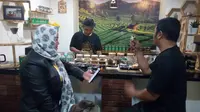 Nampak para pengunjung tengah menikmati sajian kafe nyaneut di Garut, Jawa Barat (Liputan6.com/Jayadi Supriadin)