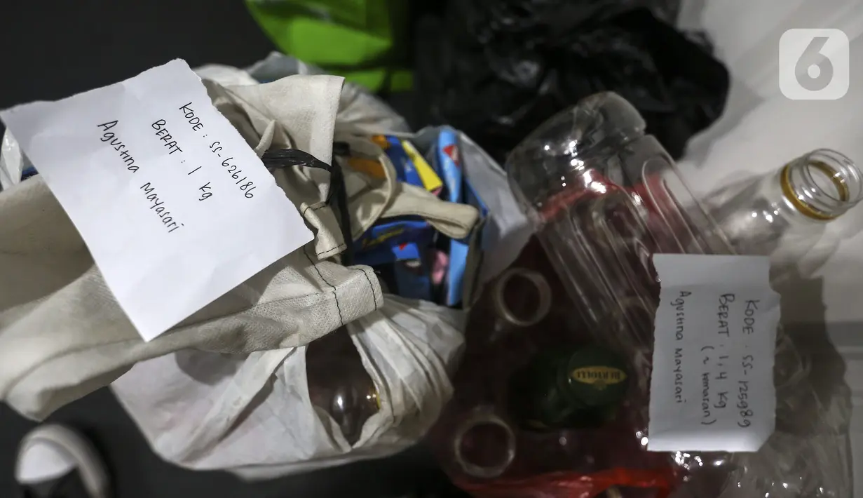 Penampakan sampah anorganik yang disetorkan oleh warga di drop point rekosistem yang berada di Stasiun MRT Blok M, Jakarta, Jumat (5/3/2021). Warga yang menyetorkan sampah akan mendapatkan poin dalam aplikasi rekosistem. (Liputan6.com/Johan Tallo)