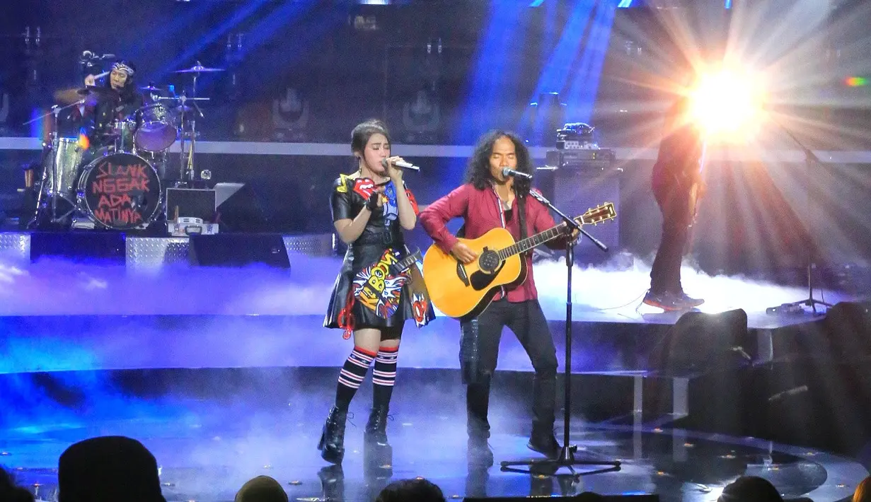 Menjadi kebanggaan tersendiri bagi Via bisa satu panggung bareng Slank. Bahkan, dikatakan Via bahwa dirinya sempat tidak menyangka bisa mendapatkan kesempatan manggung bareng panutannya. (Adrian Putra/Bintang.com)