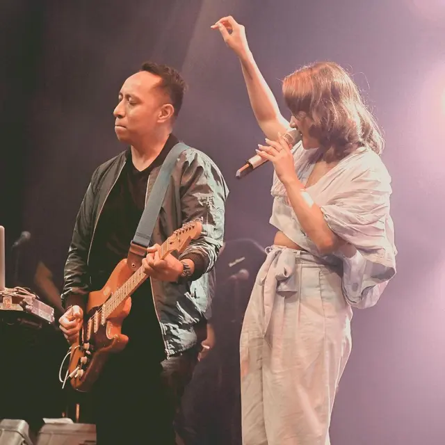 7 Potret Mesra Marion Jola dan Dennis Talakua, Jadi Sorotan