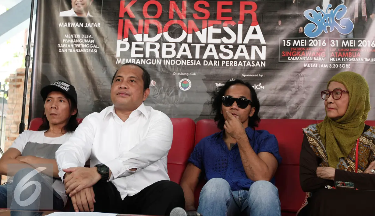 Ki-ka: Bimbim, Mendes PDTT Marwan Djafar, Kaka dan Bunda Iffet saat konferensi pers terkait konser Slank di sejumlah daerah perbatasan Indonesia, Jakarta, Selasa (10/5). (Liputan6.com/Herman Zakharia)