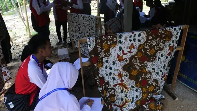 Siswa belajar motif dan teknik membatik dari pengrajin batik Limbasari. (Foto: Liputan6.com/Dinkominfo PBG/Muhamad Ridlo)