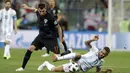 Striker Kroasia, Mario Mandzukic, berusaha melewati bek Argentina, Nicolas Otamendi, pada laga grup D Piala Dunia di Stadion Nizhny Novgorod, Nizhny, Kamis (21/3/2018). Kroasia menang 3-0 atas Argentina. (AP/Petr David Josek)