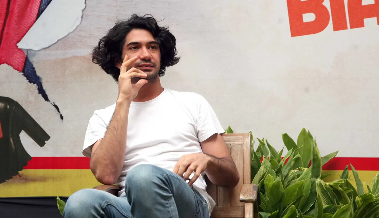 Patut diacungi jempol memang, sejumlah karakter yang pernah diperankan Reza selalu menarik untuk disimak. Baru-baru ini soal perannya sebagai Benyamin Sueb dan mendapat apresiasi dari pihak keluarga Benyamin sendiri. (Nurwahyunan/Bintang.com)