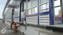 Pekerja menyelesaikan pembangunan halte Transjakarta Koridor XIII Ciledug-Tendean di kawasan Mayestik Jl. Kyai Maja, Jakarta Selatan, Rabu (2/11). Halte tersebut menghubungkan Transjakarta dengan halte pemberhentian bus. (Liputan6.com/Gempur M. Surya)