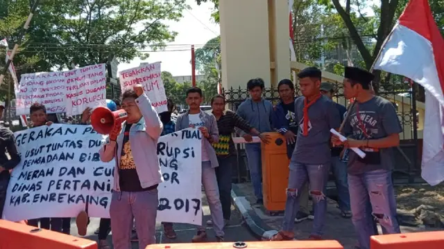 GPI beberkan sejumlah kejanggalan pengerjaan pengadaan bibit bawang merah, cabe dan cultivator di Kabupaten Enrekang (Liputan6.com/ Eka Hakim)