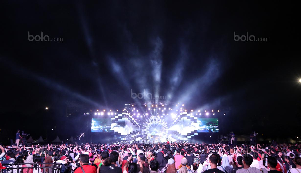 Suasana Countdown Asian Games 2018 yang diluncurkan oleh Presiden Republik Indonesia di Silang Monas, Jakarta, (18/8/2017), Asian Games 2018 memiliki tema Energy Of Asia. (Bola.com/Nicklas Hanoatubun)