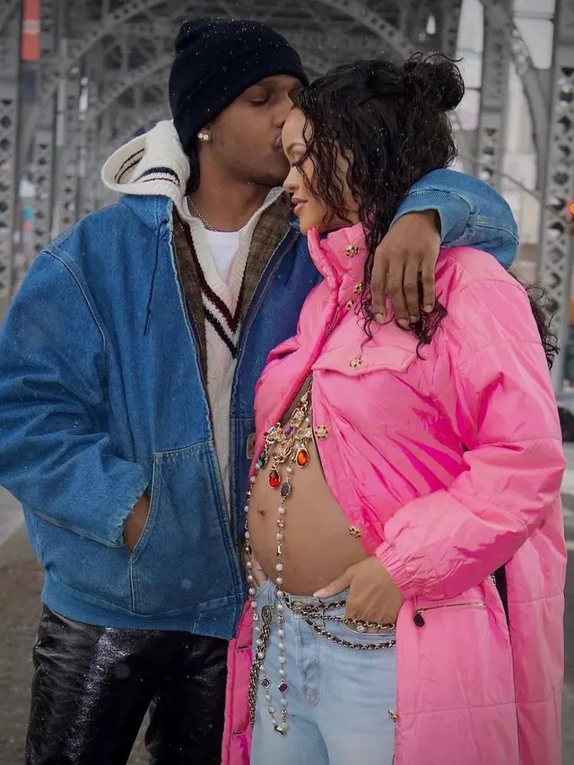 8 Gaya Rihanna Pamer Baby Bump Kehamilan Pertama, Tetap Stylish dengan Busana Serba Hitam