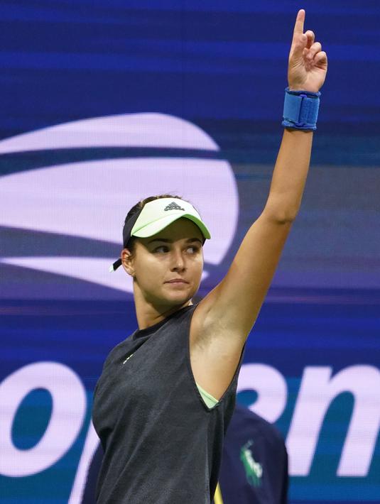 Petenis Rusia, Anna Kalinskaya saat bertanding melawan AS, Sloane Stephens pada putaran pertama turnamen tenis AS Terbuka di New York (27/8/2019). Kalinskaya akan menjadi generasi baru dunia tenis Rusia bersama atlet lainnya. (AFP Photo/Don Emmert)