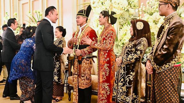 AHY berfoto dengan Kaesang Pangarep dan Erina Gudono di pelaminan. (Foto: Dok. Instagram @agusyudhoyono)