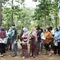 Warga antre untuk melakukan vaksinasi di area TPST Bantargebang, Kota Bekasi, Jumat (29/10/2021). Pihak penyelenggara menyediakan 1000 dosis untuk vaksinasi pertama maupun kedua bagi masyarakat dan komunitas pemulung di sekitar TPST Bantargebang. (Liputan6.com/Helmi Fithriansyah)