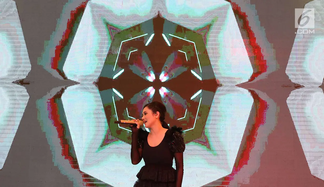 Penampilan Mulan Jameela saat peluncuran album solonya berjudul 99 Vol 2 “Patience”, Jakarta, Rabu (2/5). Album tersebut terdiri dari tujuh lagu yang menawarkan warna musik electronic dance music. (Liputan6.com/Immanuel Antonius)