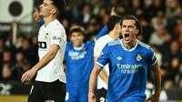 Bek Real Madrid, Alvaro Carreras, menyumbangkan satu gol saat timnya menang 2-0 atas Valencia pada laga pekan ke-23 La Liga di Estadio de Mestalla, Senin (09/02/2026) dini hari WIB. (AFP/Jose Jordan)