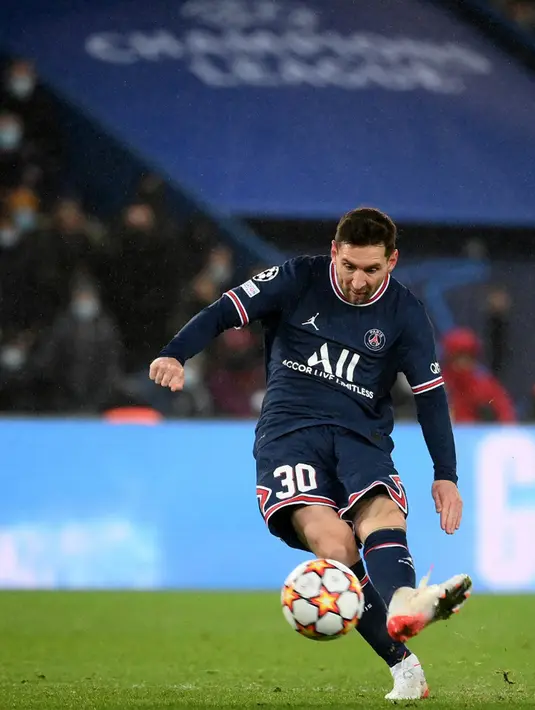 Pemain Paris Saint-Germain Lionel Messi melakukan mencetak gol ke gawang Club Brugge pada pertandingan sepak bola Grup A Liga Champions di Parc des Stadion Princes, Paris, Prancis, 7 Desember 2021. Paris Saint-Germain menang 4-1. (FRANCK FIFE/AFP)