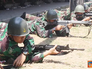 Citizen6, Surabaya: Setiap personil mendapatkan kesempatan menembak 58 butir caliber 5,56 mm. Dari jumlah 58 butir peluru tersebut peserta menggunakan tiga posisi menembak yaitu posisi tiarap, duduk /jongkok dan posisi berdiri. (Pengirim: Penkobangdikal).