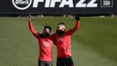 Pemain Atletico Madrid Thomas Lemar (kiri) dan Yannick Ferreira-Carrasco menghadiri sesi latihan jelang menghadapi FC Porto pada pertandingan Grup B Liga Champions di tempat latihan klub di Majadahonda, Spanyol, 6 Desember 2021. (PIERRE-PHILIPPE MARCOU/AFP)