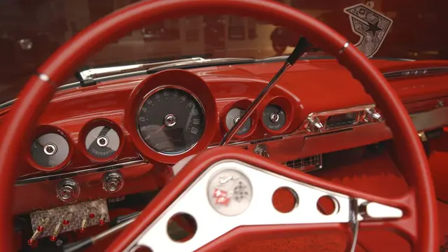 Kemudi Kustom Merah dan Dasbor Retro dengan Detail Pengukur Kecepatan Serta Pengukur Suhu Asli