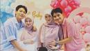 Acara tasyakuran sekaligus gender reveal itu juga dihadiri oleh beberapa rekan artis. Antara lain, Alvin Faiz dan Henny Rahman yang juga sedang mengandung. Mereka juga mengajak sang anak, baby Zayn. Selain itu, hadir juga Syakir Daulay yang merupakan sahabat Na Daehoon. (Liputan6.com/IG/@hennyyrahman)