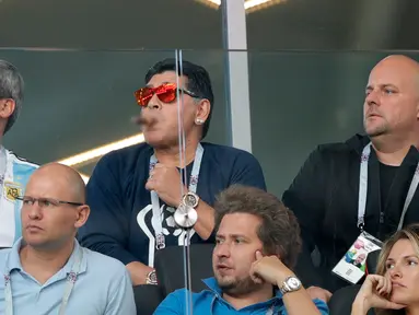 Gaya mantan bintang sepak bola, Diego Maradona (tengah atas) saat menyaksikan laga antara Argentina dan Islandia dalam penyisihan Grup D Piala Dunia 2018 di Stadion Spartak, Moskow, Rusia, Sabtu (16/6). (AP Photo/Ricardo Mazalan)