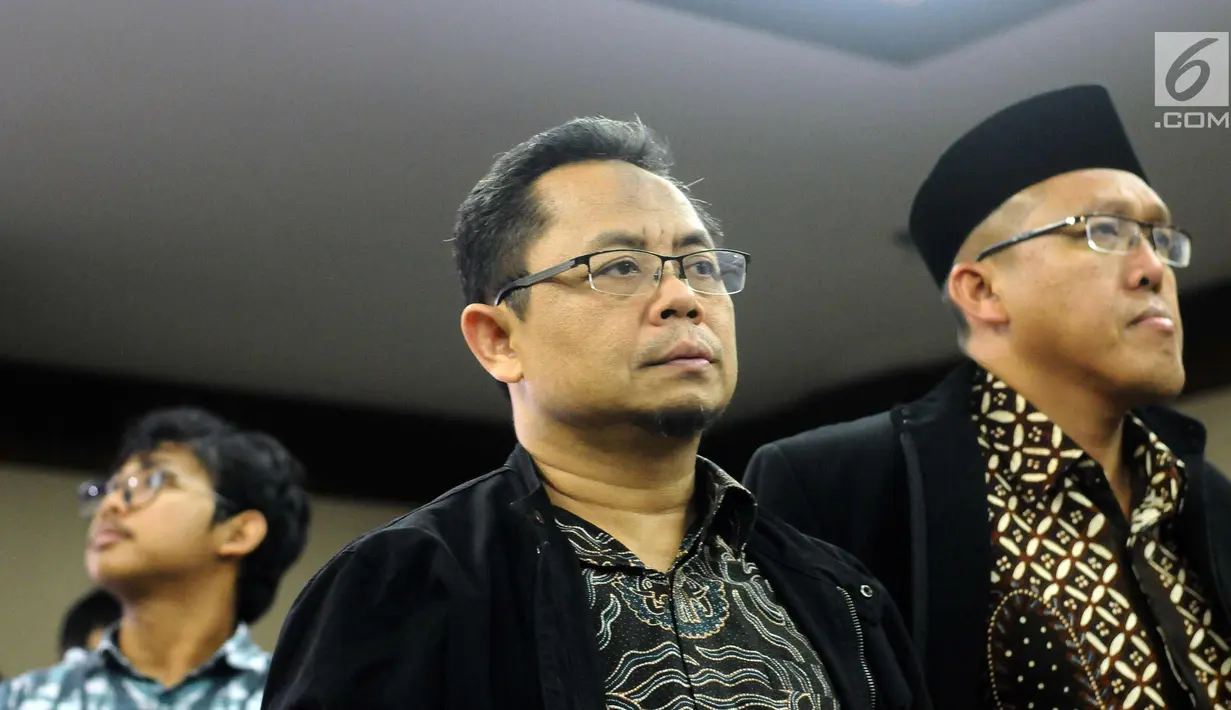 Terdakwa dugaan suap pemberian opini WTP pada laporan keuangan Kemendes PDTT, Rochmadi Saptogiri (tengah) jelang sidang putusan di Pengadilan Tipokor, Jakarta, Senin (5/3). Rochmadi divonis hukuman tujuh tahun penjara. (Liputan6.com/Helmi Fithriansyah)