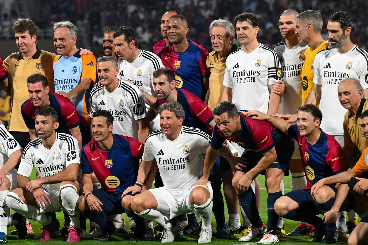 Foto: Pelatih Timnas Indonesia, Patrick Kluivert Semarakkan Laga El Clasico antara Legenda Barcelona Melawan Real Madrid