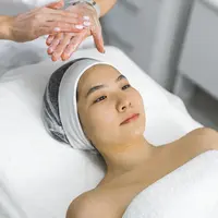 Ilustrasi perempuan melakukan perawatan wajah. (c) PoppyPix/Depositphotos.com