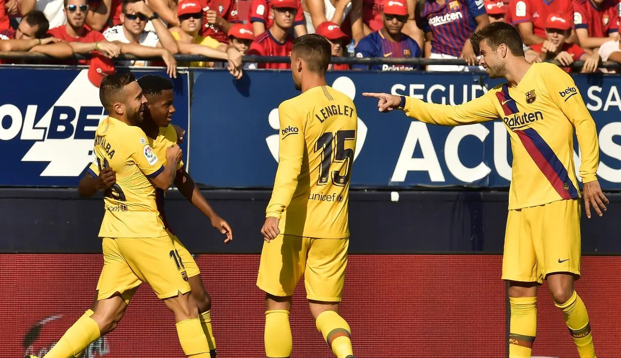 Para pemain Barcelona merayakan gol yang dicetak Ansu Fati ke gawang Osasuna pada laga La Liga di Stadion El Sadar, Pamplona, Sabtu (31/8). Kedua klub bermain imbang 2-2. (AP/Alvaro Barrientos)