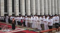 Suasana khusyuk di Halaman Masjid Istiqlal saat melaksanakan Salat Istisqo, Jakarta, Minggu (1/11/2015). Indonesia kini sedang mengalami kemarau berkepanjangan. (Liputan6.com/Angga Yuniar) 