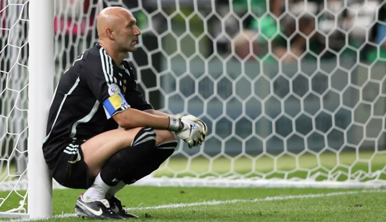 Fabien Barthez kiper asal Perancis ini terlihat selalu dicium kepalanya yang pelontos oleh rekan setimnya Laurent Blanc sebelum pertandingan. Pemandangan itu sering terlihat ketika timnas Prancis menjuarai Piala Dunia 1998. (AFP PHOTO/PATRICK STOLLARZ)