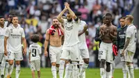 Dalam laga perpisahaan ini, Karim Benzema yang sudah membela Los Blancos selama 14 tahun tersebut menyarangkan si kulit bundar untuk terakhirnya di kompetisi Liga Spanyol. (AP Photo/Bernat Armangue)