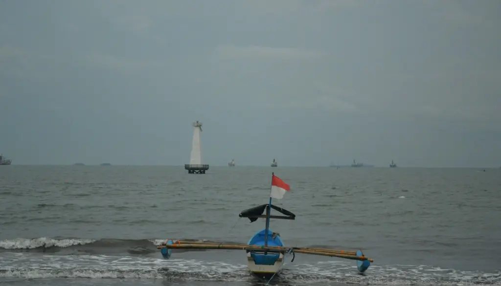 Perahu kecil nelayan pantai selatan Jawa menantang ganasnya Samudera Hindia. (Foto: Liputan6.com/Muhamad Ridlo)