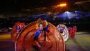 Tarian tradisonal yang diperlihatkan sejumlah penari kian memeriahkan pesta penutupan SEA Games 2015. (Reuters)
