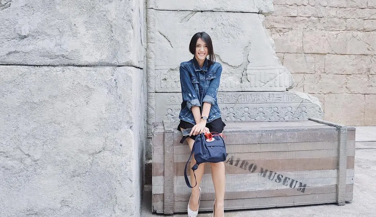 Gaya berbusana Anissa tak pernah berlebihan, simple namun calon istri Raditya Dika ini tetap terlihat girly. Untuk kali ini, Anissa memakai mini dress hitam yang dipadukan dengan jaket jeansnya. (Instagram/anissaaziza)