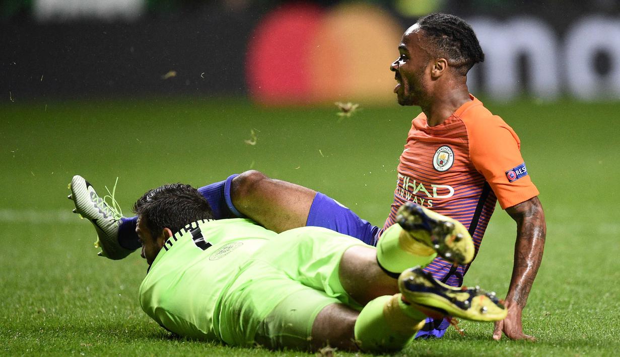 Raheem Sterling (kanan) berebut bola dengan kiper Celtic, Craig Gordon pada laga Grup C Liga Champion di Celtic Park stadium, Glasgow, Kamis (29/9/2016)dini hari WIB. (AFP/Oli Scarf)