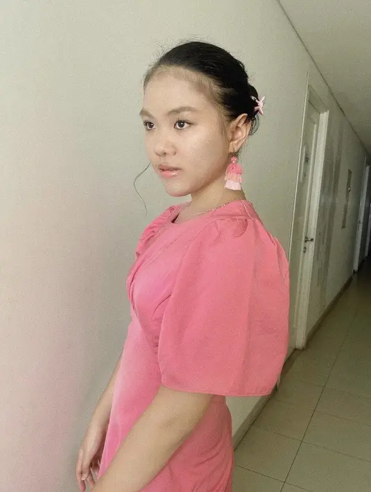 Kirana tampil girly dengan pakain warna pink yang diserasikan dengan anting-antingnya. . @kiranavelovoiceee