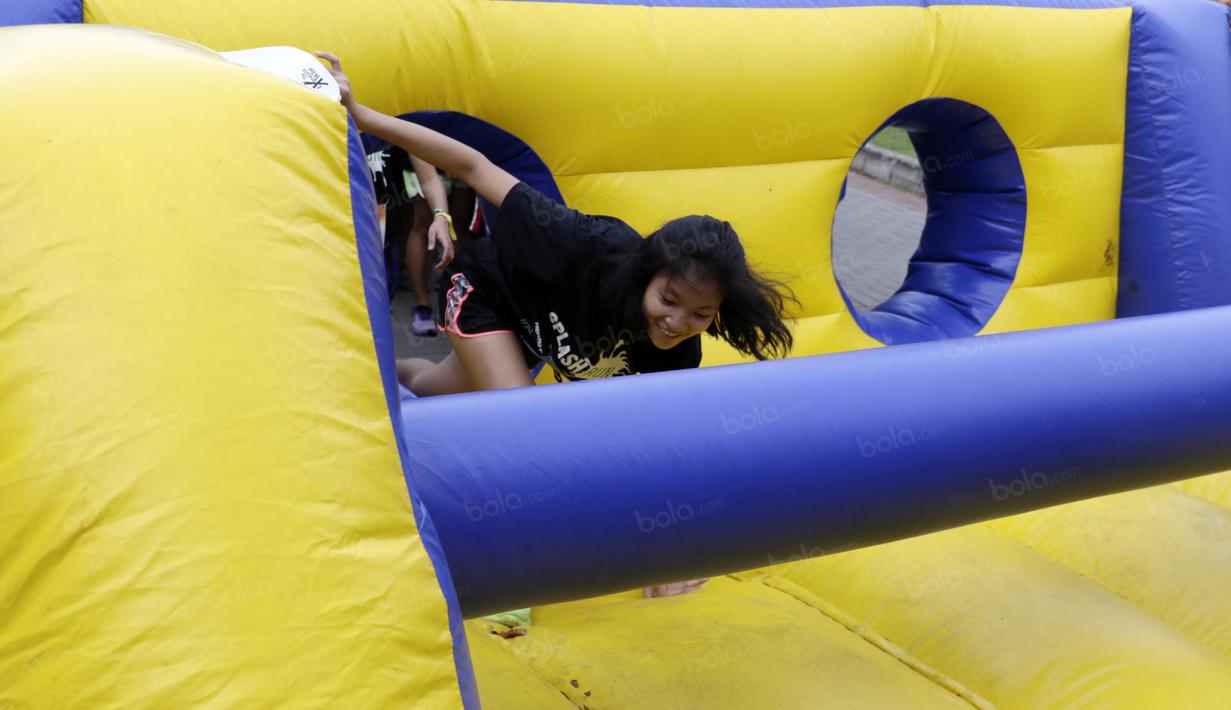 Peserta melewati salah satu rintangan pada ajang Splash Run di Pantai Carnaval, Ancol, Sabtu (30/7/2016). (Bola.com/Nicklas Hanoatubun)