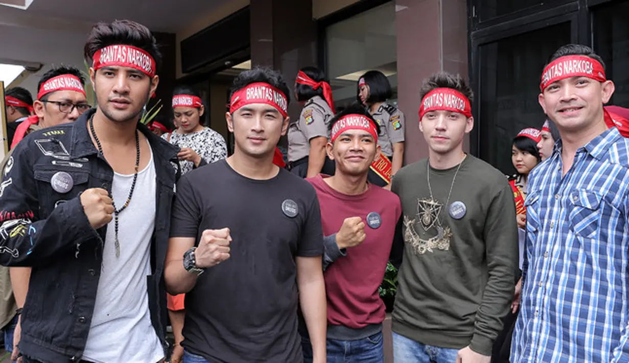 Belakangan ini muncul sejumlah nama selebriti yang terjerat kasus narkoba hingga akhirnya ditangkap pihak kepolisian. Namun di sisi lain, ada juga selebriti lainnya yang siap perang terhadap narkoba.  (Deki Prayoga/Bintang.com)