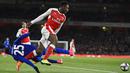 Striker Arsenal, Danny Welbeck, merebut bola dari bek Leicester, Wilfred Ndidi, pada laga Premier League di Stadion Emirates, London, Rabu (26/4/2017). Arsenal menang 1-0 atas Leicester. (AFP/Will Oliver)