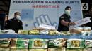 Petugas memperlihatkan barang bukti narkotika berupa sabu dan ekstasi sebelum pemusnahan di Kantor BNN, Jakarta, Senin (9/12/2019). BNN memusnahkan 82,6 kilogram sabu dan 108 ribu butir ekstasi hasil pengungkapan enam kasus selama September hingga November 2019. (Liputan6.com/Iqbal Nugroho)