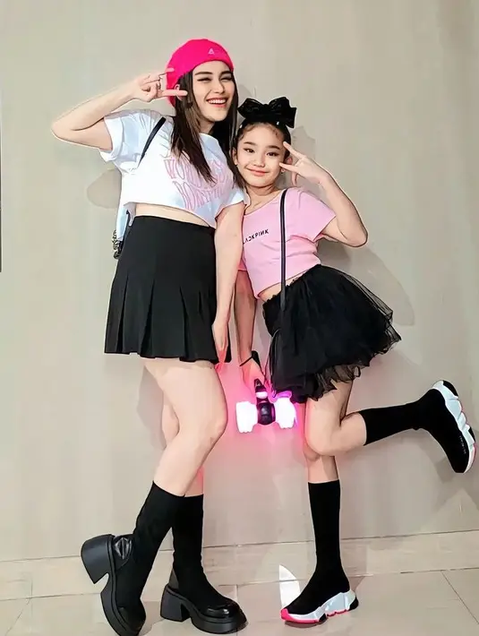 Ayu Ting Ting nonton konser Blackpink di GBK, ia hadir dengan baju putih Blackpink yang dibuat crop top serta mini skirt hitam serasi dengan bootsnya. [@ayutingting92]