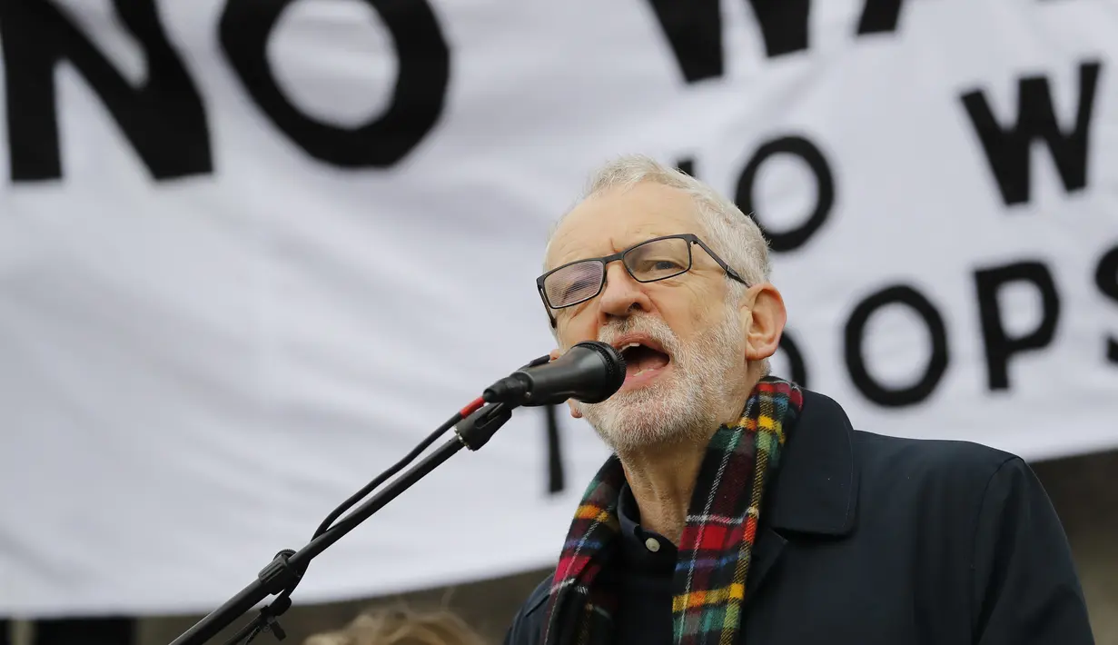 Pemimpin Partai Buruh Inggris Jeremy Corbyn berbicara dengan pendemo saat aksi menolak ancaman perang dengan Iran, di London, Inggris (11/1/2020). (AFP/Tolga Akmen)