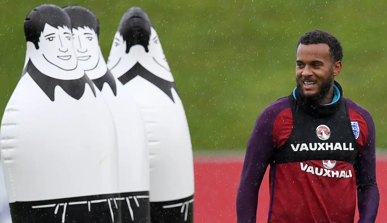 Bek Inggris, Ryan Bertrand, tersenyum saat latihan di St George Park, Staffordshire, Selasa (7/11/2017). Latihan ini persiapan jelang laga persahabatan melawan Jerman dan Brasil. (AFP/Paul Ellis)
