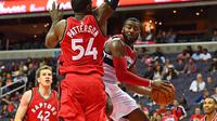 Aksi pemain Washington Wizards, John Wall (kanan) saat melewati hadangan pemain Toronto Raptors, Patrick Patterson #54 pada laga NBA Preseason di Verizon Center, Ssabtu (22/10/2016) WIB. (Mandatory Credit: Brad Mills-USA TODAY Sports)